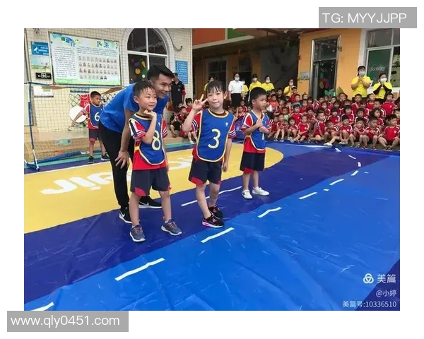 小孩偶遇足球巨星激动不已 亲身体验与偶像零距离互动