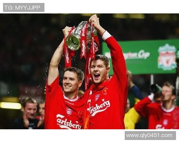 巨星捧起荣耀奖杯全场沸腾见证足球辉煌时刻 巨星捧起荣耀奖杯全场沸腾见证足球辉煌时刻