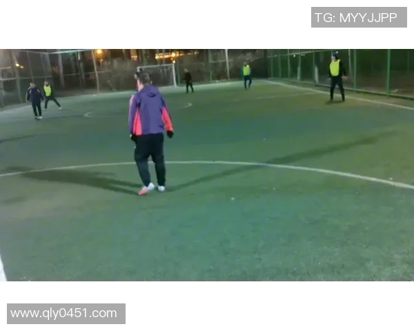 足球场上风云突变 球星怒目而视上演激烈对抗激战精彩瞬间