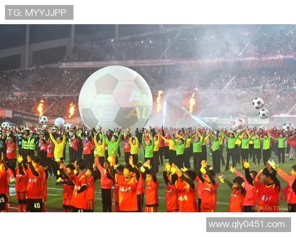 足球巨星签名现场热烈场面球迷互动精彩纷呈时刻再现