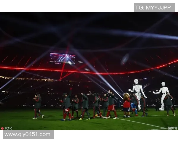 足球明星引发万人围观现场气氛热烈球迷疯狂追捧场面堪比盛大演唱会