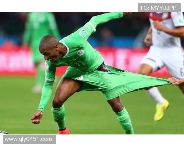 足球星逗比女生：笑容照亮球场