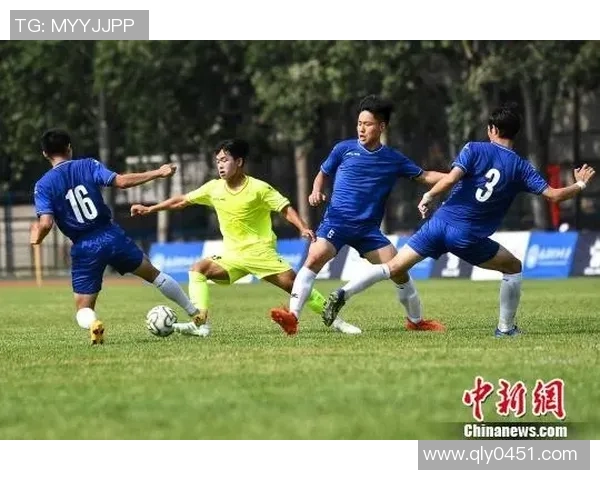 追逐荣耀的身影 那些在绿茵场上书写传奇的足球英雄背影